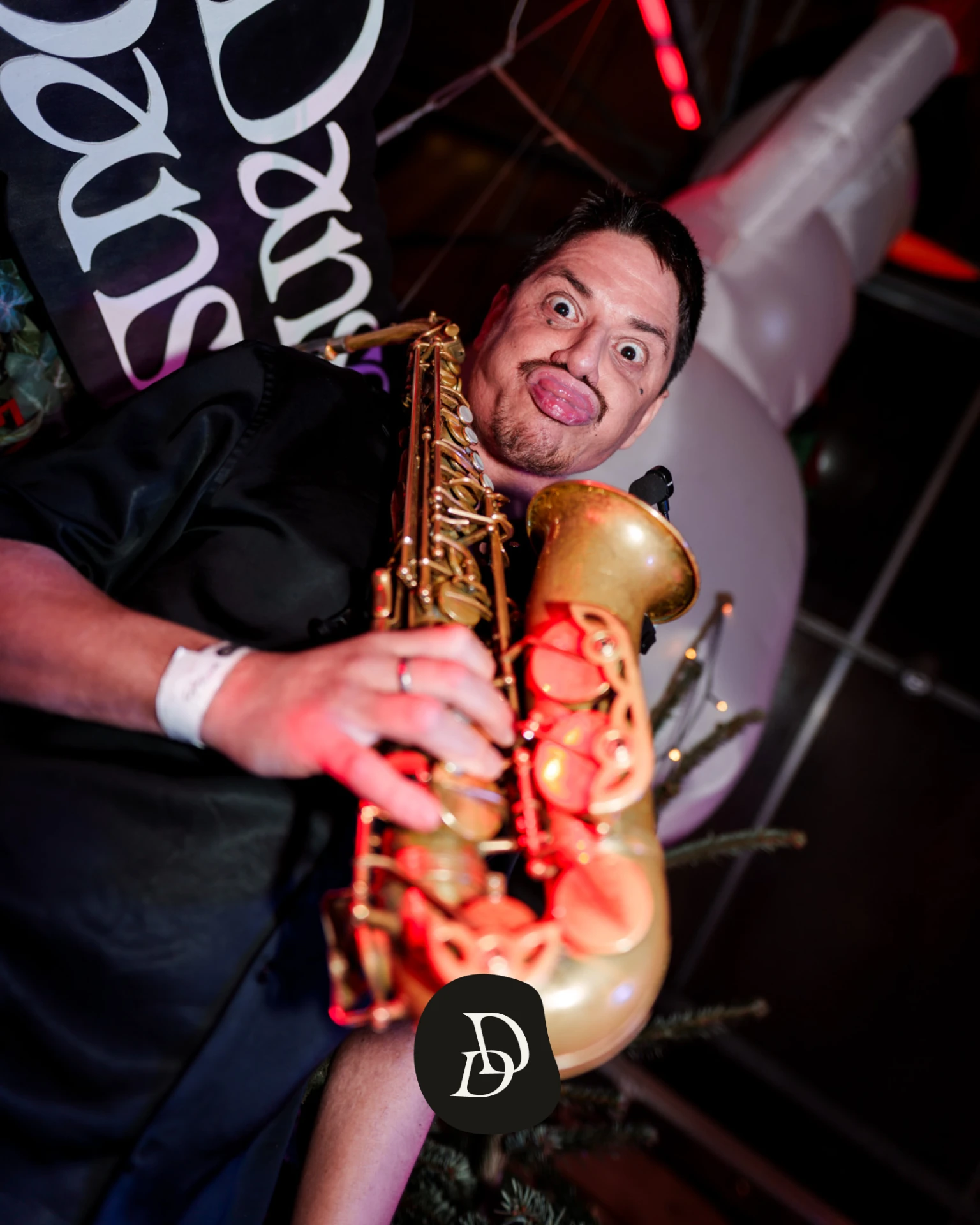 Saxofonist speelt live tijdens het event