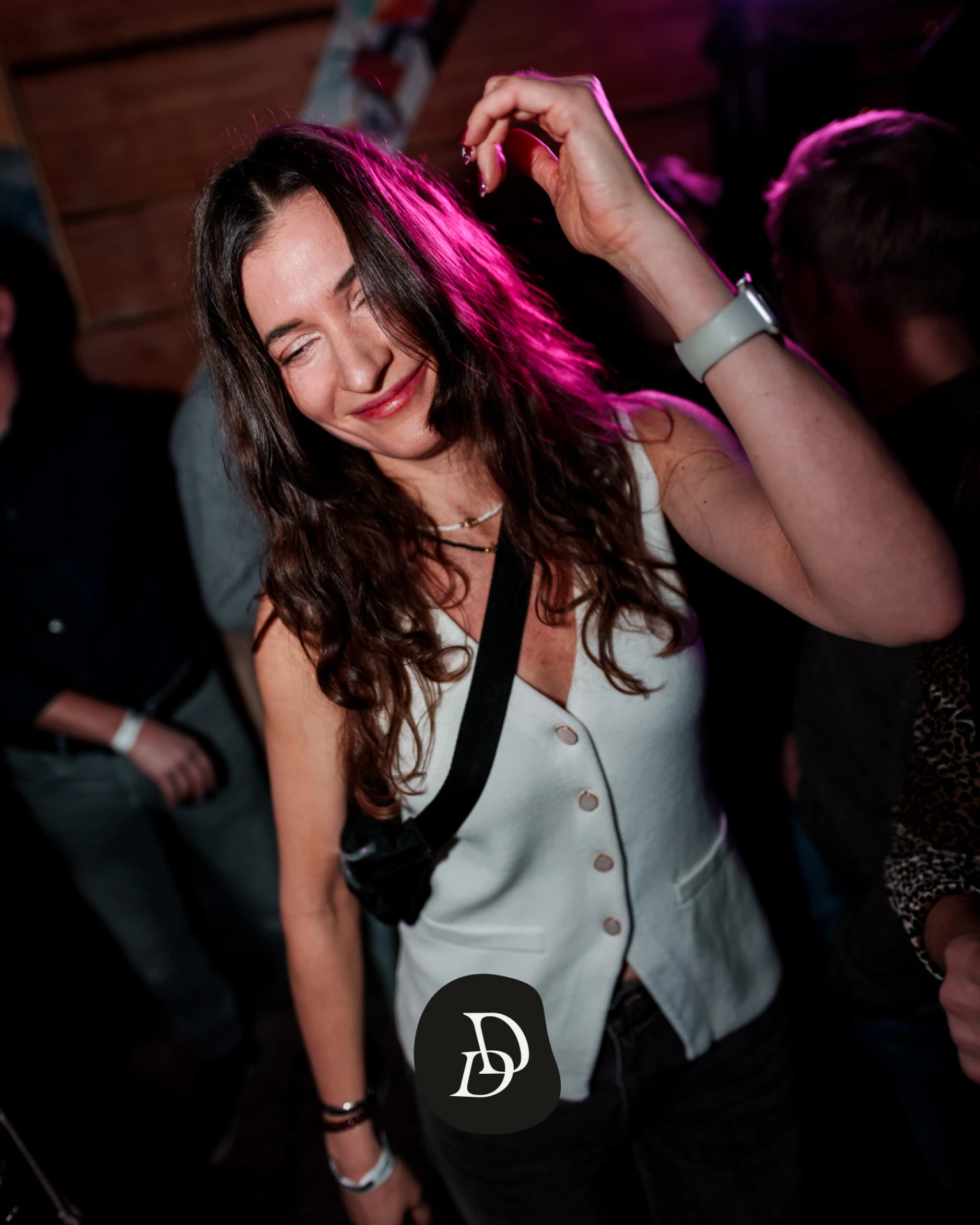 Bezoekster danst op de dansvloer